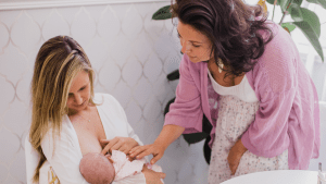 Maite Navarro, matrona, acompañando con cariño a un grupo de mamás recientes con sus bebés en brazos